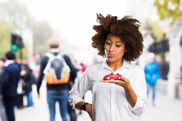 Jovem Mulher Negra Segurando Carro Vermelho Fundo Borrado — Fotografia de Stock