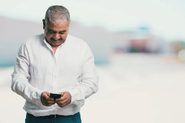 Hombre Mediana Edad Feliz Relajado Tocando Móvil Utilizando Internet Las —  Fotos de Stock