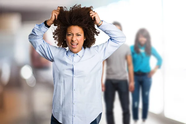 Junge Schwarze Frau Macht Verrückte Geste Mit Verschwommenen Menschen Hintergrund — Stockfoto