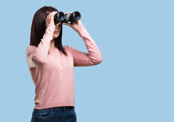 Joven Mujer Bonita Sorprendida Sorprendida Mirando Con Prismáticos Distancia Algo — Foto de Stock