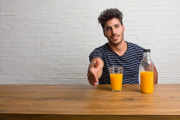 Joven Hombre Guapo Natural Sentado Una Mesa Tratando Saludar Alguien — Foto de Stock