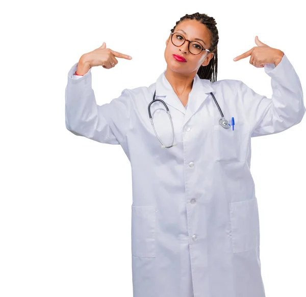 Retrato Uma Jovem Médica Negra Orgulhosa Confiante Apontando Dedos Exemplo — Fotografia de Stock