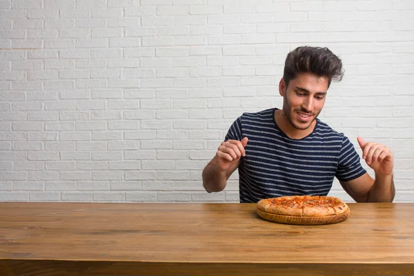 Joven Hombre Guapo Natural Sentado Una Mesa Escuchando Música Bailando — Foto de Stock