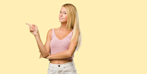 Retrato Una Joven Guapa Rubia Apuntando Hacia Lado Sonriente Sorprendida —  Fotos de Stock