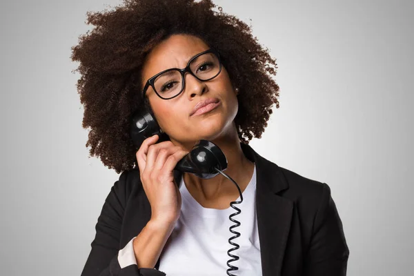 Siyah Kadın Telefonu Gri Arka Plan Üzerinde Söz — Stok fotoğraf