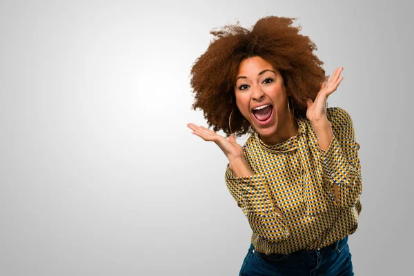 bağırarak deli afro kadın