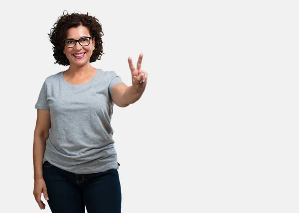 Mujer Mediana Edad Que Muestra Número Dos Símbolo Del Conteo —  Fotos de Stock