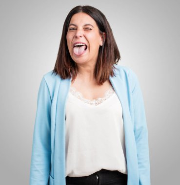 Orta yaşlı kadın ifade güven ve duygu, eğlenceli ve dostu, dil oyun ya da eğlenceli bir işareti olarak gösterilen