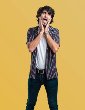 Genç yakışıklı adam şaşırttı ve şok, kazanmak kavramı geniş gözlü, heyecanlı bir teklif veya yeni bir iş arıyorum