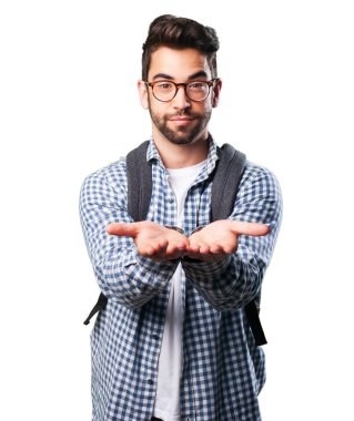 Genç adam beyaz arka plan üzerinde izole bir şey teklif