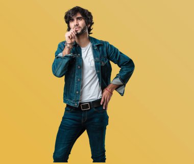 Yakışıklı delikanlı çivi, gergin ve çok endişeli ve gelecek için korkmuş ısırma panik ve stres hissediyor