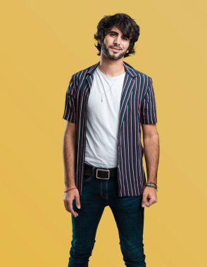 Genç yakışıklı adam neşeli ve kocaman bir gülümseme, kendine güvenen, dostu ile ve samimi, ifade pozitifliği ve başarı