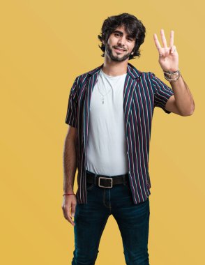 Genç yakışıklı adam gösteren üç numaralı sayma simgesi, matematik, kendinden emin ve neşeli kavramı