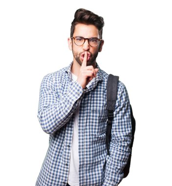 Beyaz arka plan üzerinde izole sessizlik jest yapan öfkeli öğrenci erkek