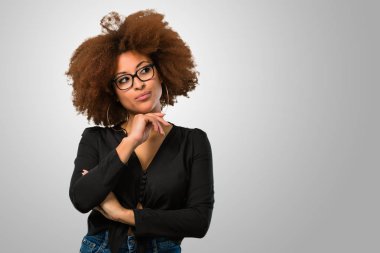 Yukarıya bakıp düşünüyorum Afro kadın