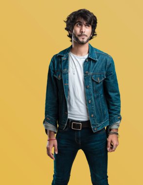 Şüphe ve karışık, düşünme, bir fikir ya da bir şey hakkında endişeli genç yakışıklı adam