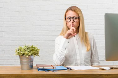 Bir sırrı saklamak veya soran sessizlik, ciddi bir yüz, itaat kavramı için görevleri yapmak masasına oturan genç öğrenci portresi