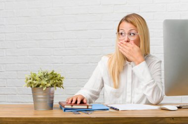 Bir şey söylemek ağız, sessizlik ve baskı, sembolü kapsayan görevleri yapmak onun masasına oturan genç öğrenci portresi çalışıyor