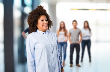 Korkarım genç siyah kadın arka plan bulanık insanlarla