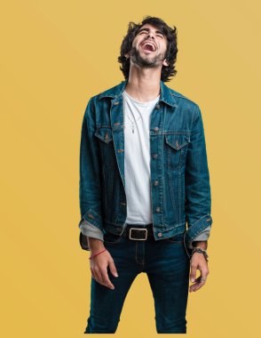 Rahat ve neşeli, gülen ve having fun, genç yakışıklı adam kendinden emin ve başarılı hissediyor