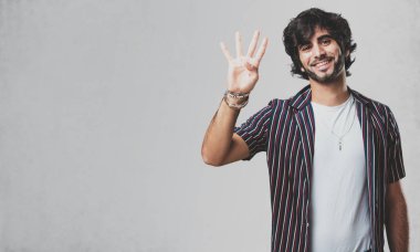 Yakışıklı delikanlı gösterilen dört numaralı, sayma sembolü, matematik, kendinden emin ve neşeli kavramı