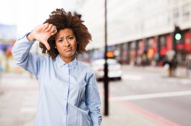 Genç siyah kadının arka plan bulanık negatif bir jest yapması