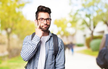 Gözünü işaret eden öğrenci adam