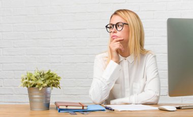 Düşünme ve bakılması, hakkında bir fikir, karışık görevleri yapmak masasına oturan genç öğrenci portresi bir çözüm bulmaya çalışıyorum