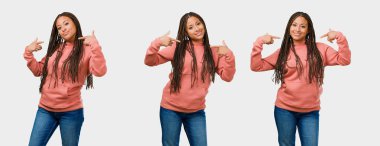 Gri zemin üzerine parmakları işaret fitness genç siyah kadın gurur ve kendinden emin, dizi