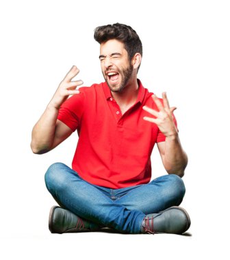 Beyaz arka plan üzerinde izole elleriyle oturan adam dans