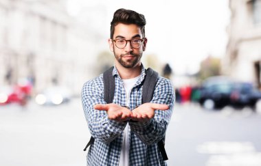 Genç adam arka plan bulanık üzerinde bir şey teklif