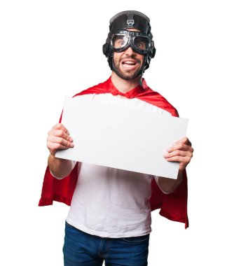 Beyaz arka plan üzerinde izole bir beyaz kopyalama alanı afiş tutarak süper kahraman