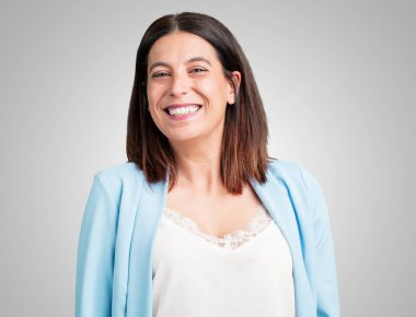 Orta yaşlı kadın neşeli ve kocaman bir gülümseme, kendine güvenen, dostu ile ve samimi, ifade pozitifliği ve başarı