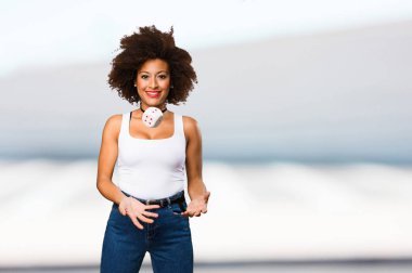 Genç siyah kadın bir zar ile oynarken arka plan bulanık