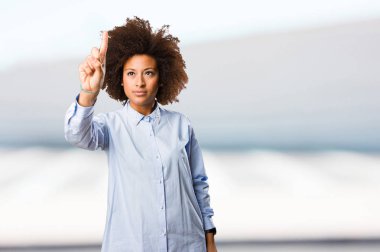 arka plan bulanık ekranda dokunmadan genç siyah kadın