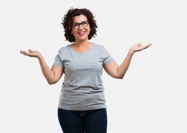 Kendinden emin ve başarılı rahat ve neşeli, gülen ve having fun, orta yaşlı kadın hisseder