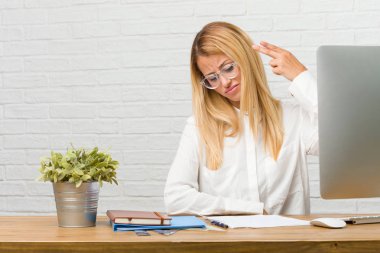 Bir intihar jest yapma, duygu üzgün ve korkmuş bir silah parmak ile şekillendirme görevleri yapmak masasına oturan genç öğrenci portresi