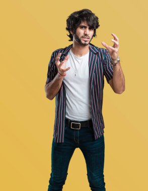 Öfkeli, negatif ve çılgın çığlık genç yakışıklı adam çok kızgın ve üzgün, çok gergin,