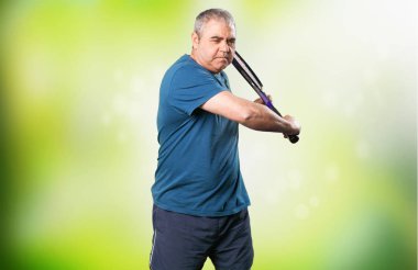 Olgun adam bir raket ile oynamak