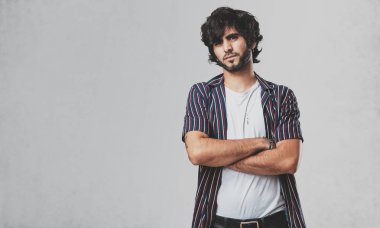 Öfkeli, negatif ve çılgın çığlık genç yakışıklı adam çok kızgın ve üzgün, çok gergin,