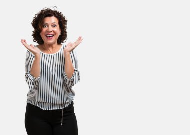 Orta yaşlı şaşırttı ve şok, kadın kazanmak kavramı geniş gözlü, heyecanlı bir teklif veya yeni bir iş arıyor