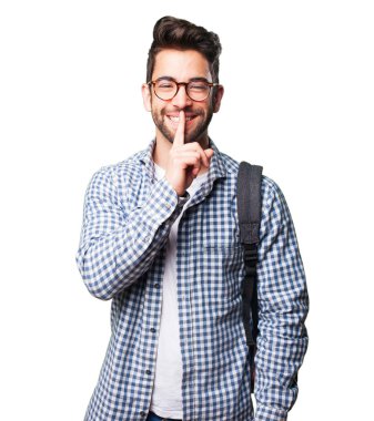 Beyaz arka plan üzerinde izole sessizlik jest yapan mutlu öğrenci erkek