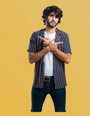 Genç yakışıklı adam şaşkın ve şüpheli biri, kararsızlık kavramı iki seçenek arasında karar verir