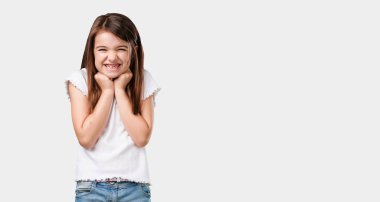 Tam vücut küçük kız yetiştirme çok mutlu ve heyecanlı, silah, bir zafer ya da başarı kutluyor, Piyango kazanma