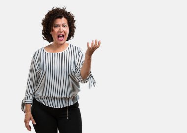 Orta yaşlı kadın çok korkmuş ve korkmuş, çaresiz bir şey, acı çığlıkları ve açık göz, delilik kavramını için