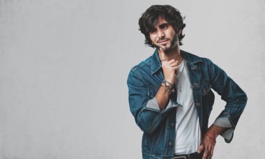 Şüphe ve karışık, düşünme, bir fikir ya da bir şey hakkında endişeli genç yakışıklı adam