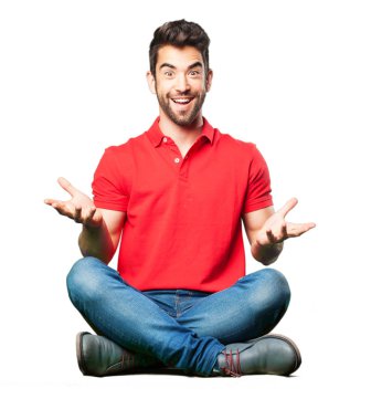 mutlu beyaz arka plan üzerinde oturan adam izole