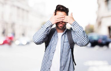 Gözlerini kapsayan öğrenci adam