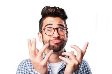 Beyaz arka plan üzerinde izole çılgın genç adam