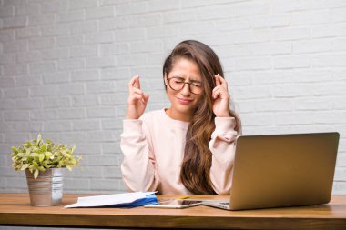 Resepsiyon geçiş parmaklar üzerinde oturan genç öğrenci latin kadın portresi